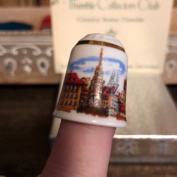Nürnberg Souvenir Thimble with Gold Trim - Picture 3 of 17